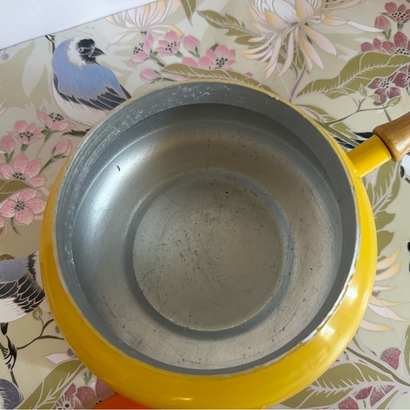 Vintage Enamelware Pot With Lid and Wood Handle - Picture 3 of 6